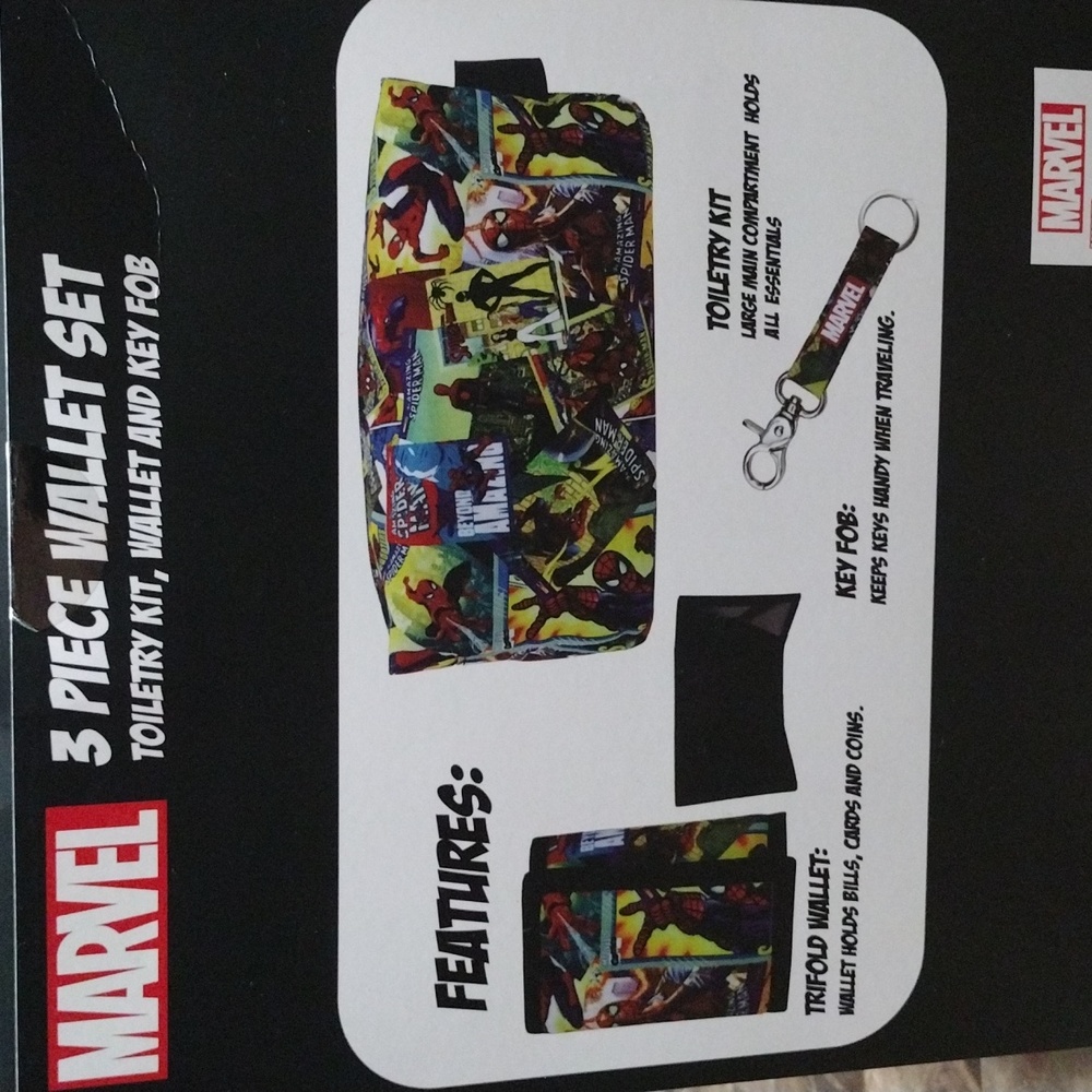 Marvel 3 Piece Toiletry Set - Picture 6 of 7